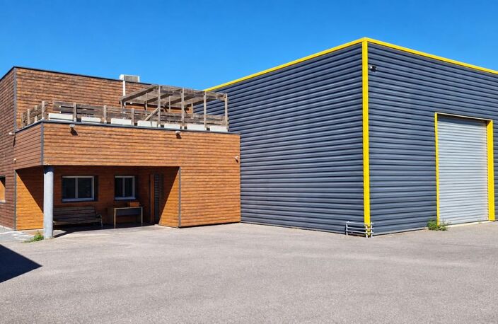 LOCAUX COMMERCIAUX AVEC ENTREPOT, BUREAUX ET APPARTEMENT DE FONCTION, PARKING — photo 4
