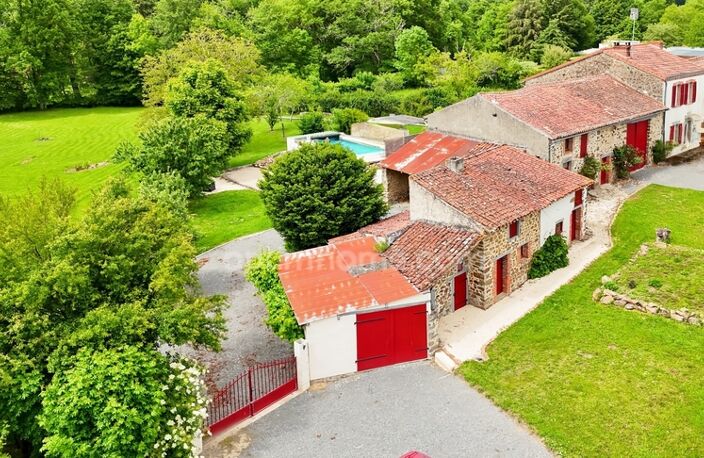 Propriété de Charme - 108 m² - 6 pièces - 4 Chambres - Piscine - Granges et Dépendances - Terrain 7 744 m² - MAGNAC LAVAL (87) — photo 2