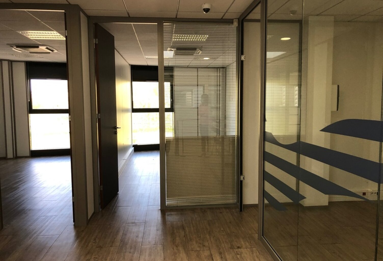 Dpt Rhône (69), à louer RILLIEUX LA PAPE Bureaux, magnifique plateau de 200m2 avec 7 bureaux et un patio, au 1er étage — photo 1