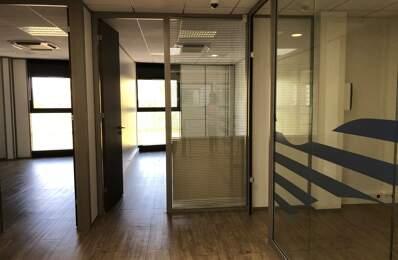 Dpt Rhône (69), à louer RILLIEUX LA PAPE Bureaux, magnifique plateau de 200m2 avec 7 bureaux et un patio, au 1er étage — photo du bien
