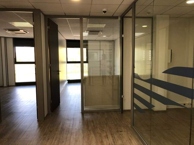Dpt Rhône (69), à louer RILLIEUX LA PAPE Bureaux, magnifique plateau de 200m2 avec 7 bureaux et un patio, au 1er étage — photo du bien