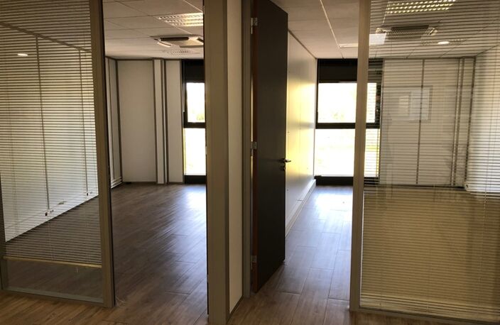 Dpt Rhône (69), à louer RILLIEUX LA PAPE Bureaux, magnifique plateau de 200m2 avec 7 bureaux et un patio, au 1er étage — photo 2