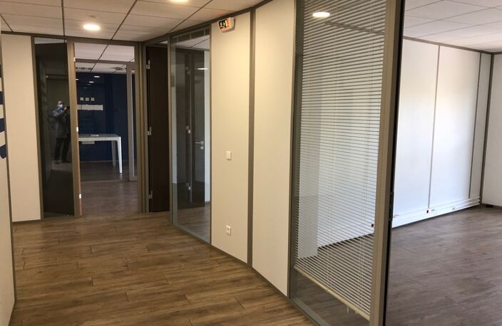 Dpt Rhône (69), à louer RILLIEUX LA PAPE Bureaux, magnifique plateau de 200m2 avec 7 bureaux et un patio, au 1er étage — photo 3