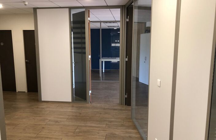 Dpt Rhône (69), à louer RILLIEUX LA PAPE Bureaux, magnifique plateau de 200m2 avec 7 bureaux et un patio, au 1er étage — photo 4