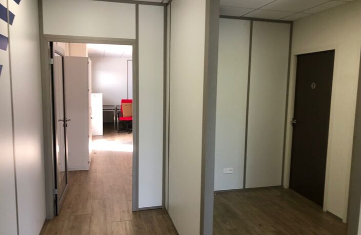 Dpt Rhône (69), à louer RILLIEUX LA PAPE Bureaux, magnifique plateau de 200m2 avec 7 bureaux et un patio, au 1er étage — photo 5