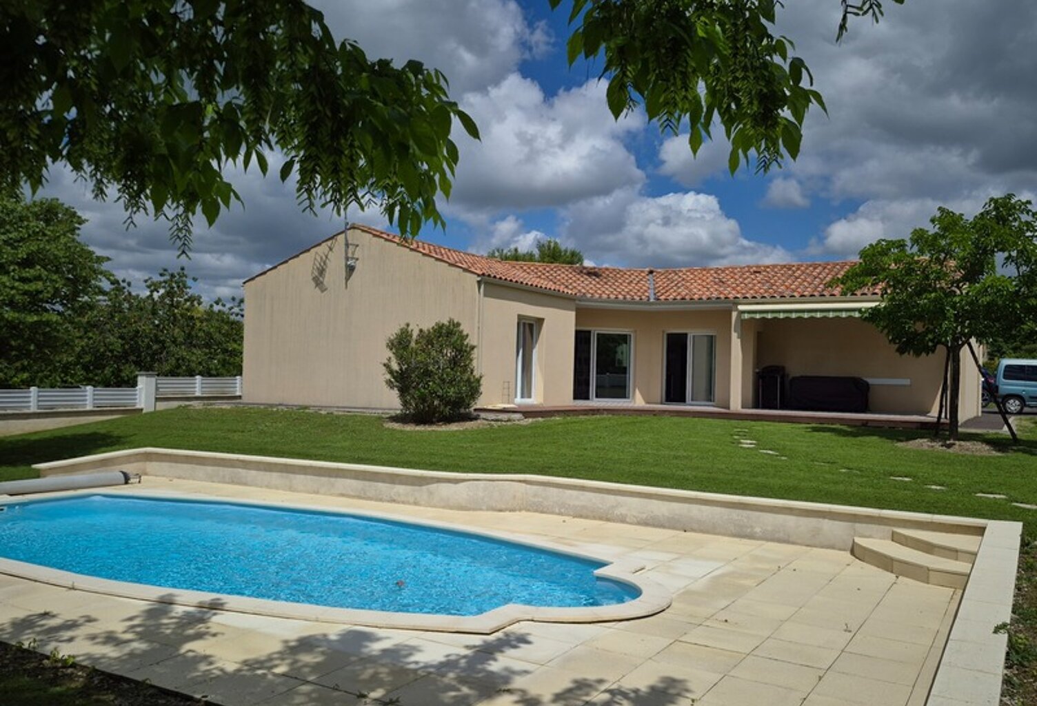 Maison plain-pied d’environ 87 m² avec piscine et terrain clos de 1 300 m² — photo 1