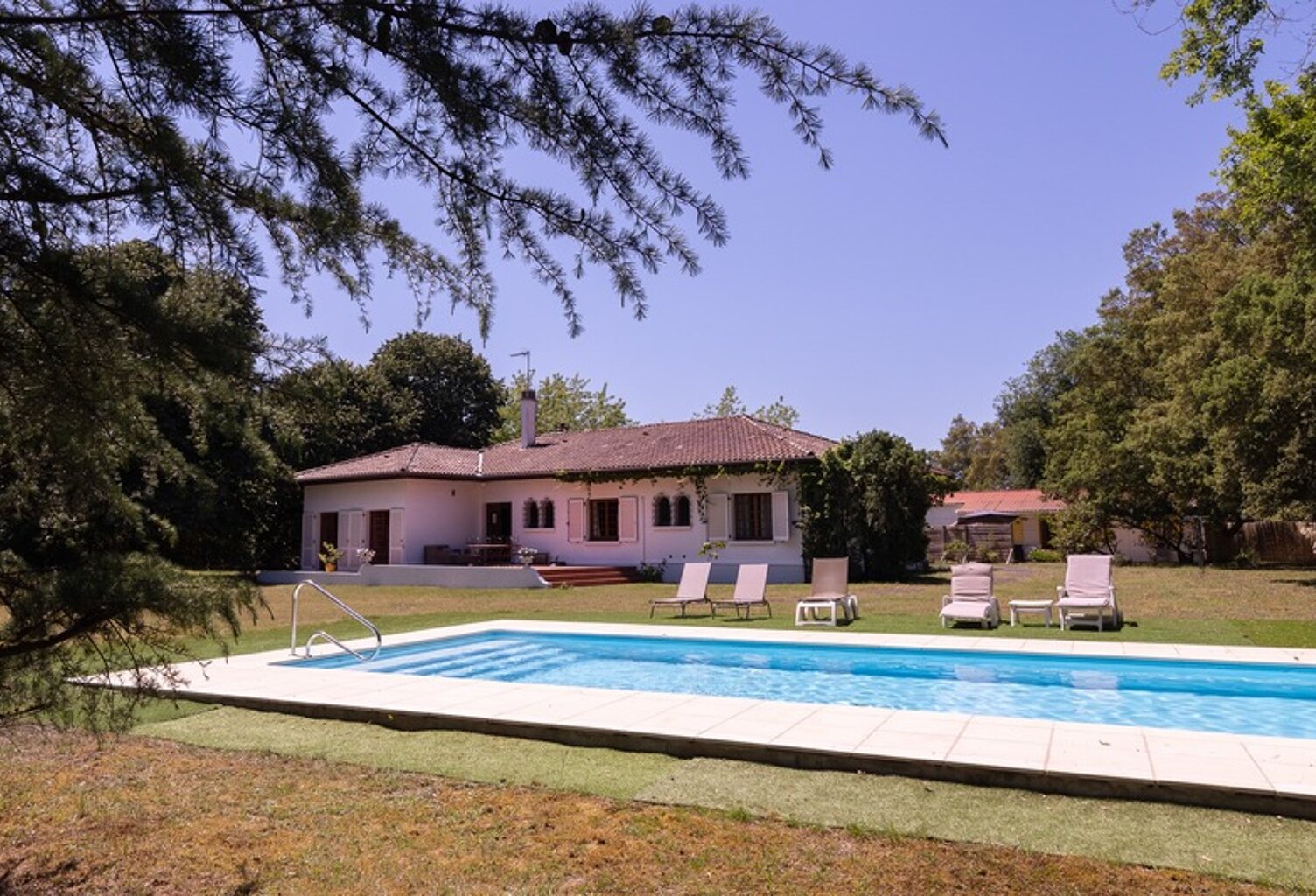 Labenne (40) - À VENDRE – Maison familiale avec parc de près d'un hectare, piscine et logement indépendant — photo 1