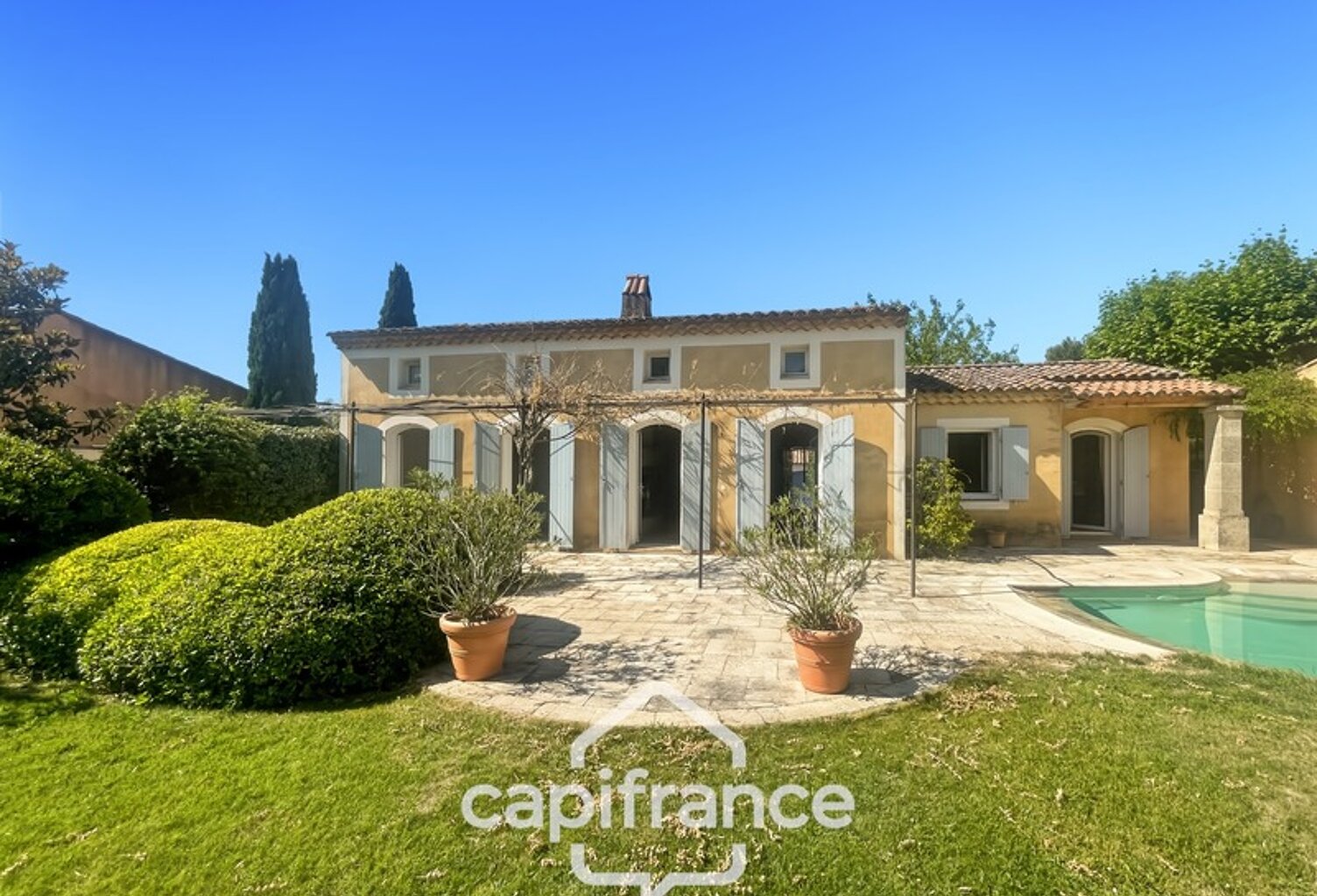 Villa de plain pied de 150 m² avec vue sur le trou numéro 10 , au Domaine et Golf de Pont Royal, terrain 628 m² ,  4 chambres, piscine, garage — photo 1