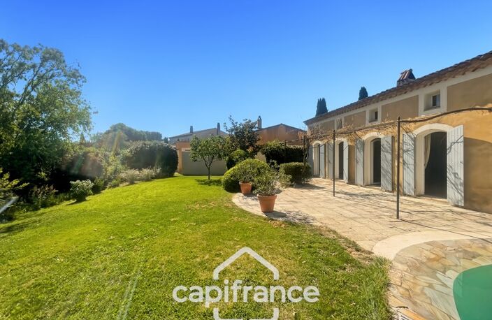 Villa de plain pied de 150 m² avec vue sur le trou numéro 10 , au Domaine et Golf de Pont Royal, terrain 628 m² ,  4 chambres, piscine, garage — photo 2