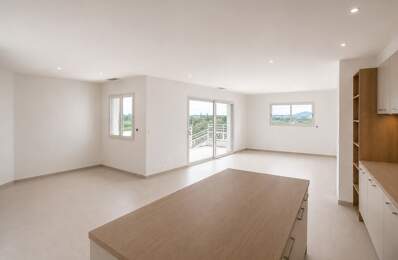 Villa contemporaine de plain-pied avec piscine et vue panoramique dans un environnement calme — photo du bien