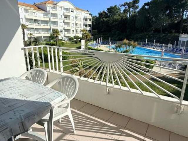 Studio avec ascenseur et vue sur piscine — photo du bien