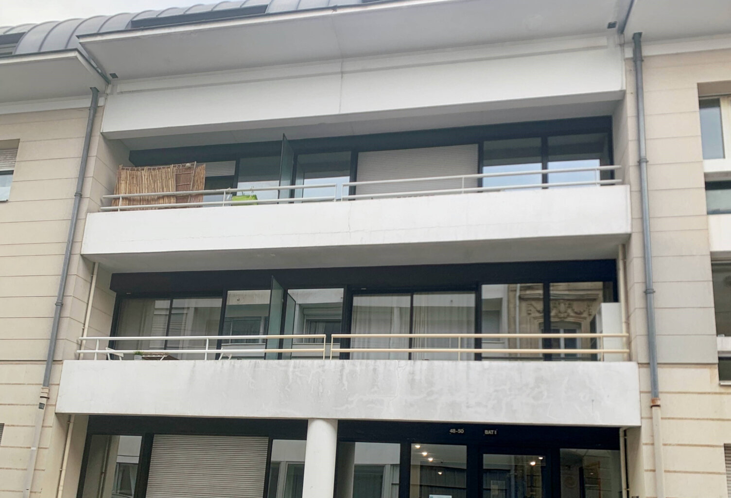 BORDEAUX CENTRE T1 PARKING SOUS SOL RUE DONISSAN — photo 1