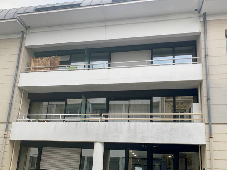 BORDEAUX CENTRE T1 PARKING SOUS SOL RUE DONISSAN — photo 1