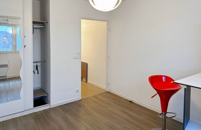 BORDEAUX CENTRE T1 PARKING SOUS SOL RUE DONISSAN — photo 4