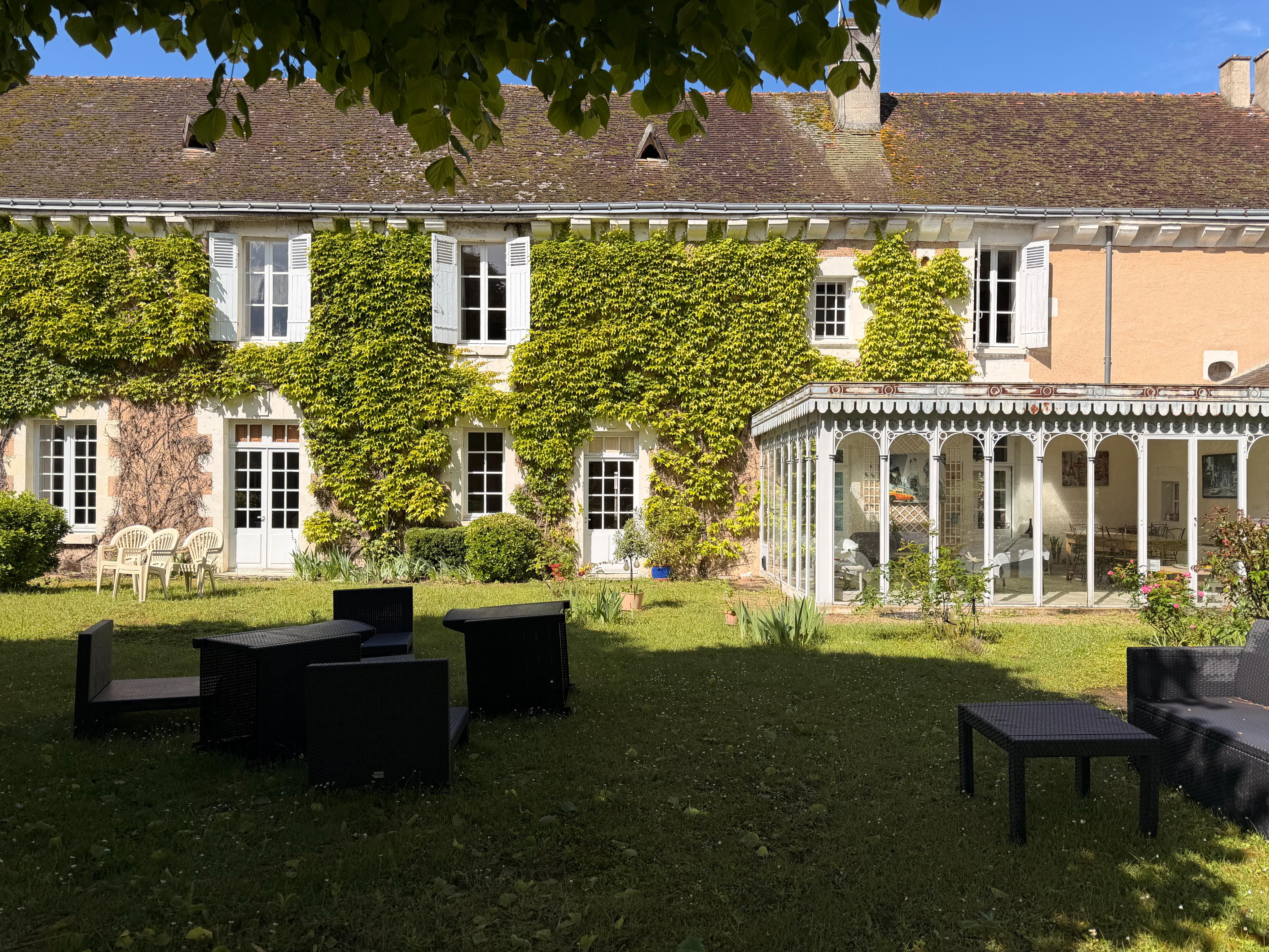 Ancien cloître réhabilité – Charme et authenticité au cœur d’un parc arboré