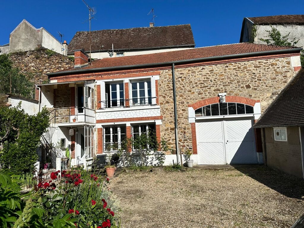Charmante maison de village, deux chambres, garage, cour et dépendances