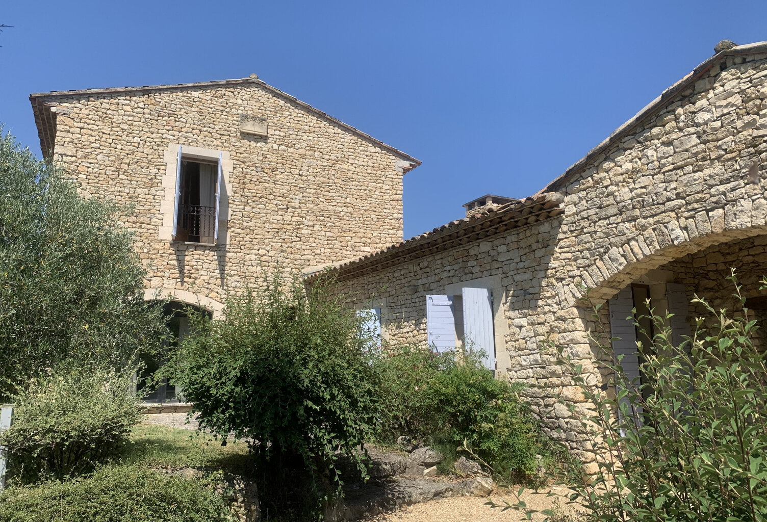 Belle et grande maison en pierres avec piscine — photo 1