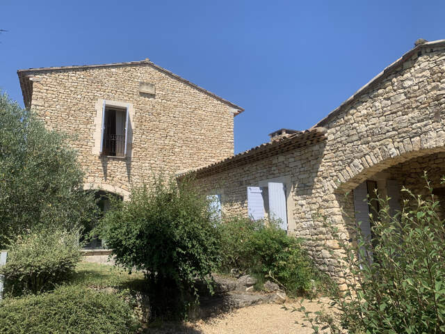 Belle et grande maison en pierres avec piscine — photo du bien