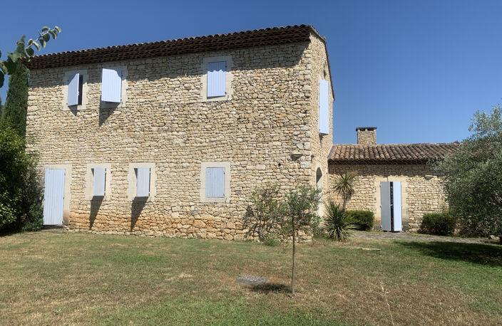 Belle et grande maison en pierres avec piscine — photo 2