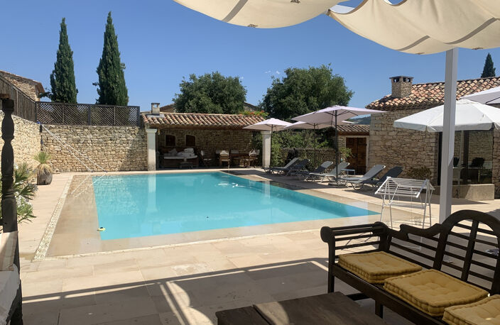 Belle et grande maison en pierres avec piscine — photo 3