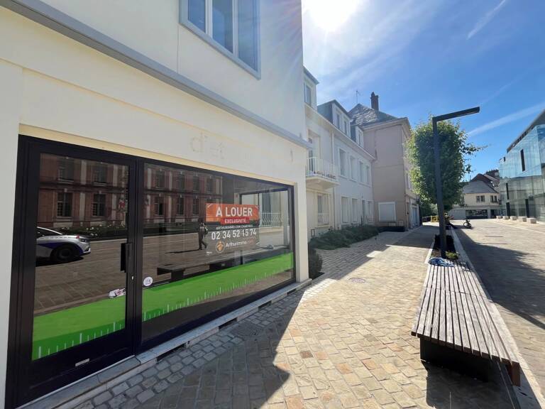 A LOUER - LOCAL COMMERCIAL de 2 pièces situé au coeur du CENTRE VILLE DE CHARTRES — photo 1
