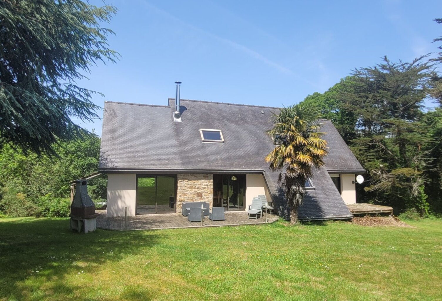 Maison lumineuse dans cadre verdoyanl — photo 1