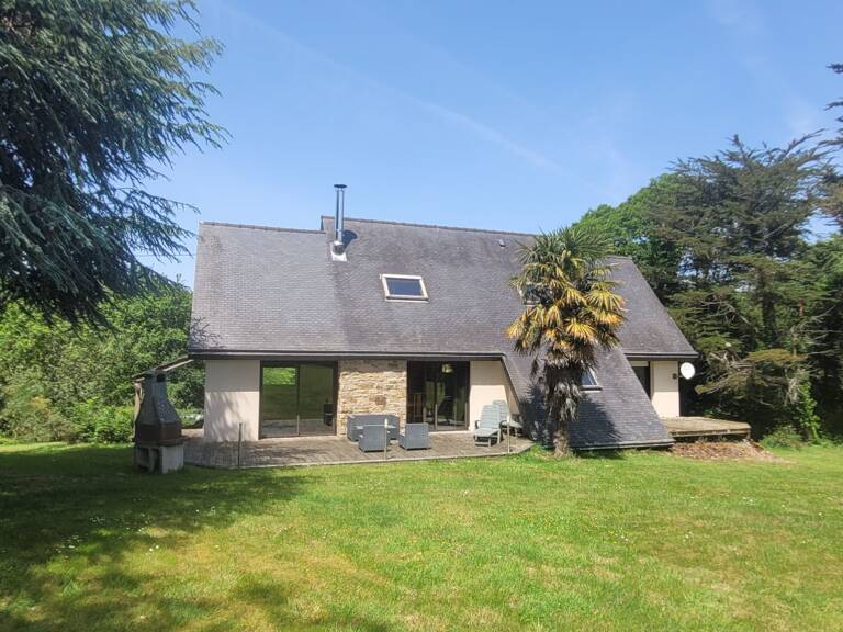 Maison lumineuse dans cadre verdoyanl — photo 1