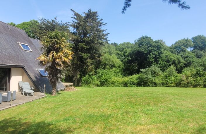 Maison lumineuse dans cadre verdoyanl — photo 3