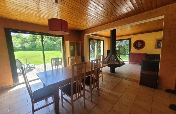 Maison lumineuse dans cadre verdoyanl — photo 4