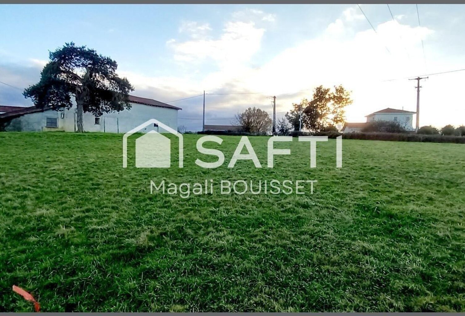 Terrain constructible de 1716m², ce terrain offre un large éventail de possibilités pour créer la maison de ses rêves dans un cadre naturel privilégié. — photo 1