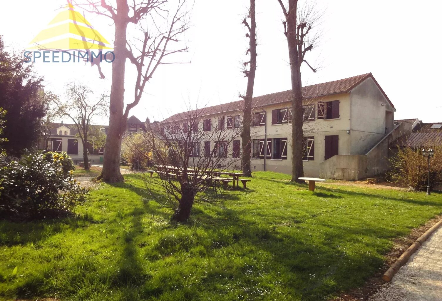Découvrez un ensemble immobilier au cœur de Mandres-les-Roses — photo 1