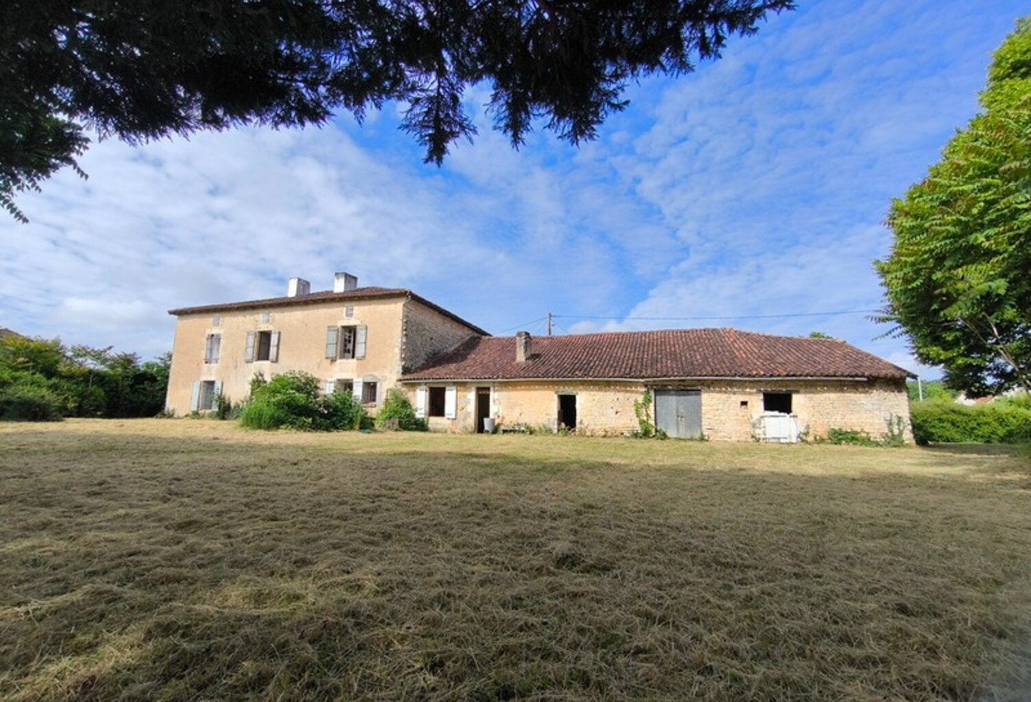 Charentaise à rénover entièrement 10 pièces VERTEUIL SUR CHARENTE (16) — photo 1