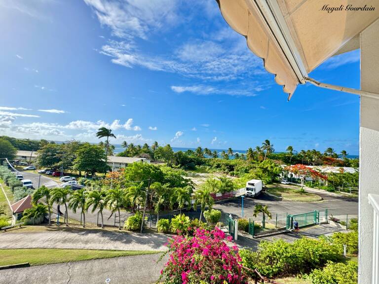 A VENDRE - APPARTEMENT STUDIO AVEC VUE MER EXCEPTIONNELLE - LE MOULE — photo 1