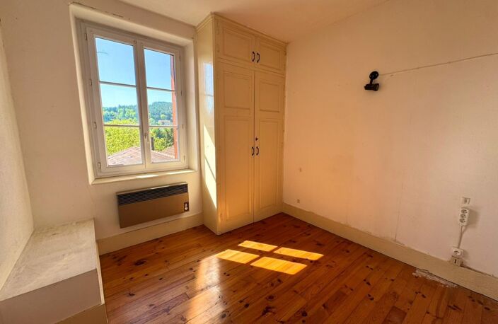 Maison de bourg avec terrasse et dépendance – Fort potentiel à Luriecq (42380) — photo 3