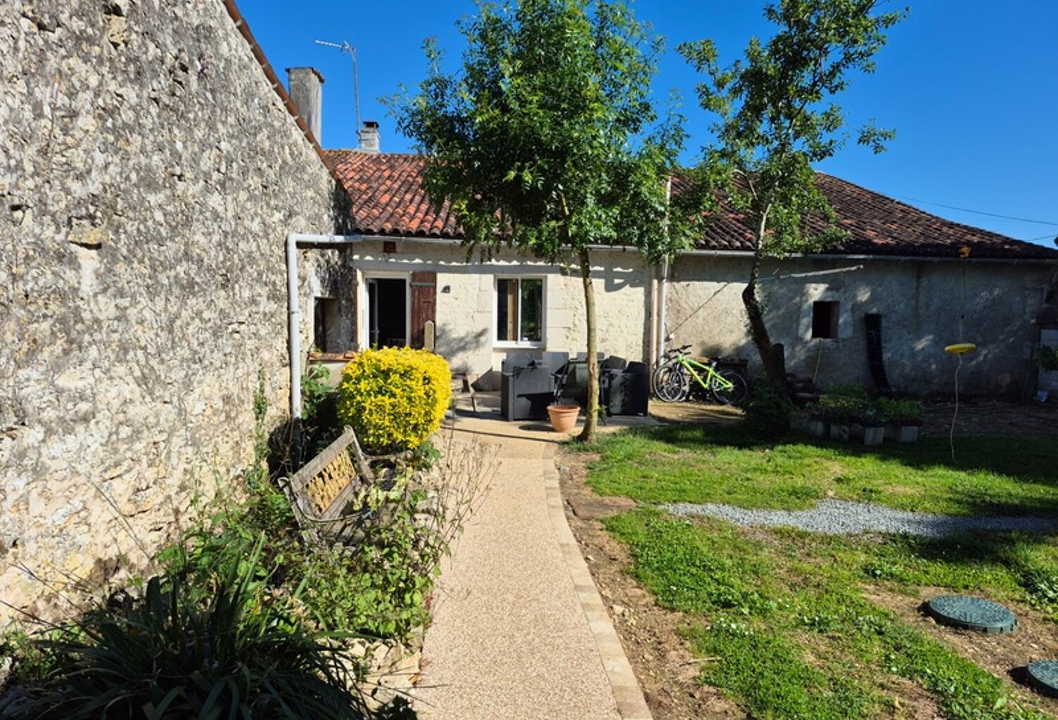 Maison rénovée à vendre à Bords – Calme, dépendances et beau potentiel — photo 1