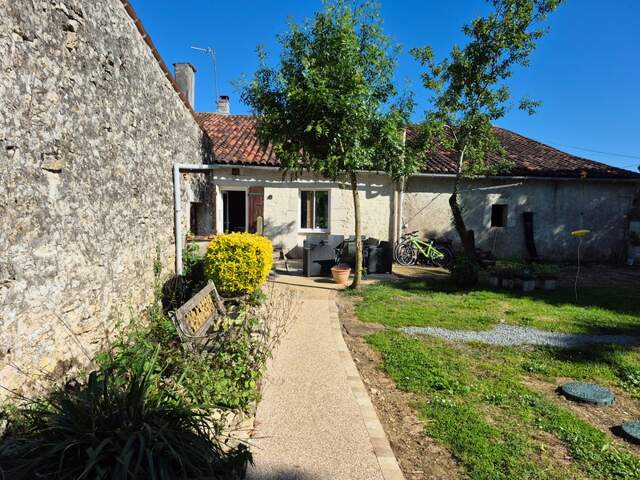 Maison rénovée à vendre à Bords – Calme, dépendances et beau potentiel — photo du bien
