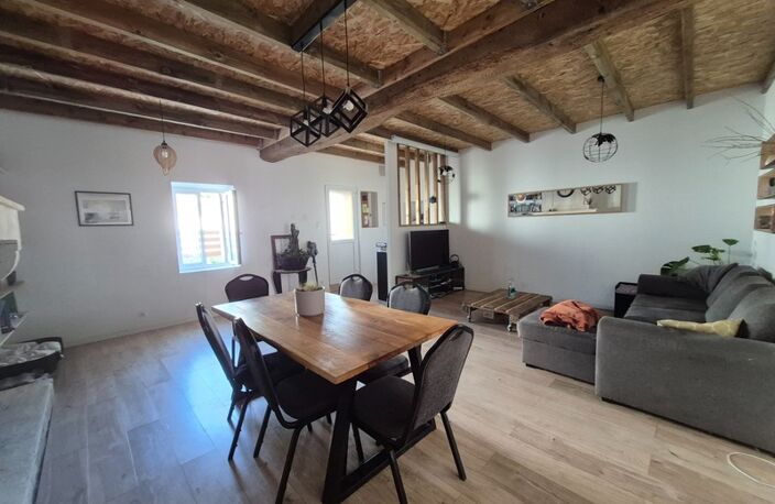 Maison rénovée à vendre à Bords – Calme, dépendances et beau potentiel — photo 2