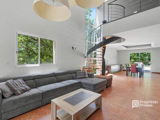 Maison T5 de 181m2, 200 m2 de garage sur 2000 m2 de parcelle — photo du bien