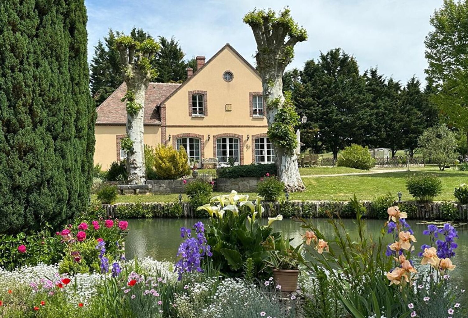 A VENDRE VASTE PROPRIETE Composée de DEUX HABITATIONS et UN STUDIO, ETANG bordée par rivière sur plus de 4,5 Hectares — photo 1