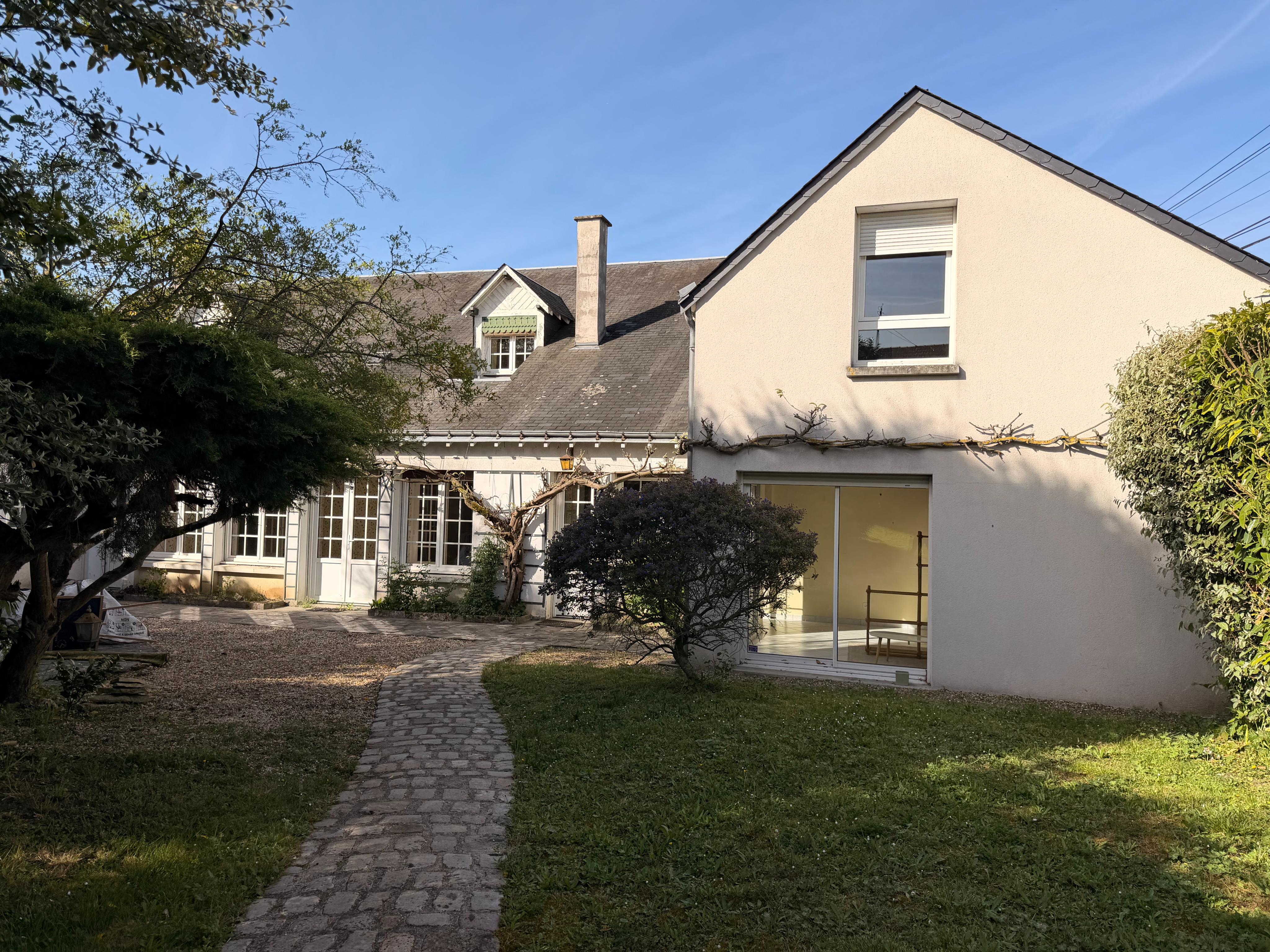 DEMEURE DE CHARME HYPER CENTRE DE VOUVRAY PARC 1.051 m² CAVE GARAGE ET PARKING
