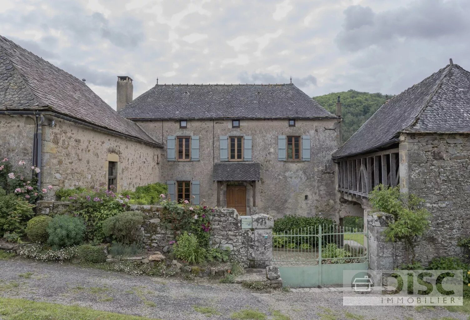 Magnifique propriété en bordure du village de Najac, offrant de superbes vues sur la vallée et le château. — photo 1