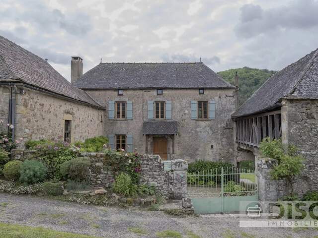 Magnifique propriété en bordure du village de Najac, offrant de superbes vues sur la vallée et le château. — photo du bien