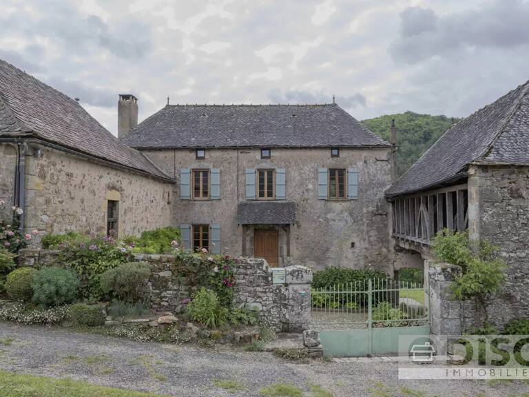 Magnifique propriété en bordure du village de Najac, offrant de superbes vues sur la vallée et le château. — photo 1