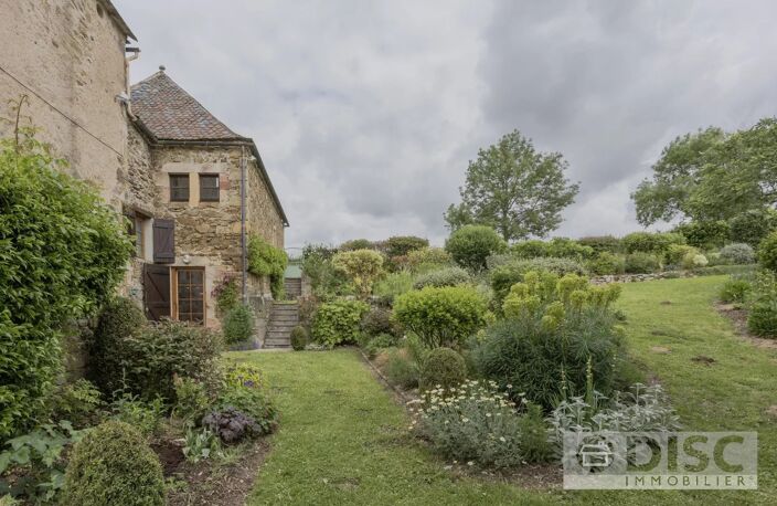 Magnifique propriété en bordure du village de Najac, offrant de superbes vues sur la vallée et le château. — photo 3