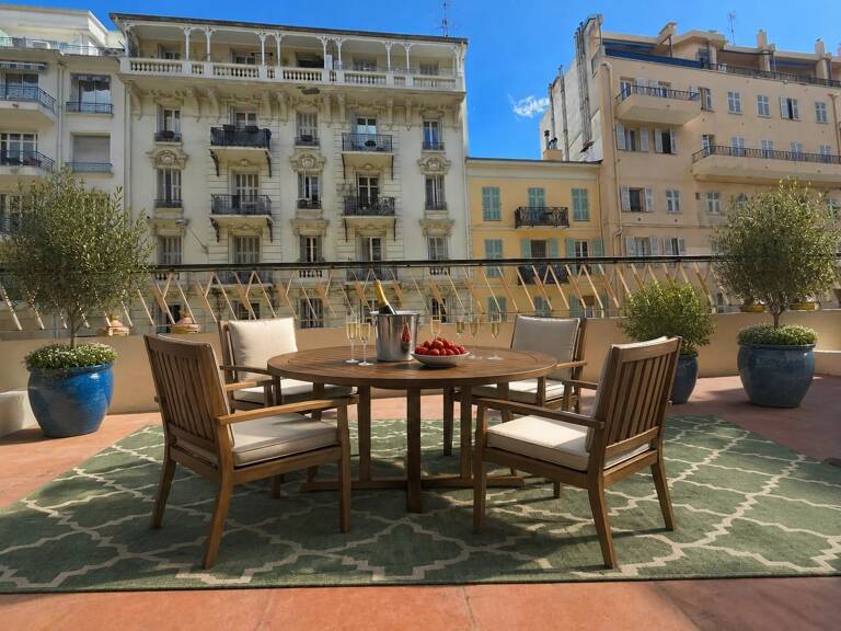 Carre d´Or 2 pièces rénové, grande terrasse sud, zone piétonne — photo 1