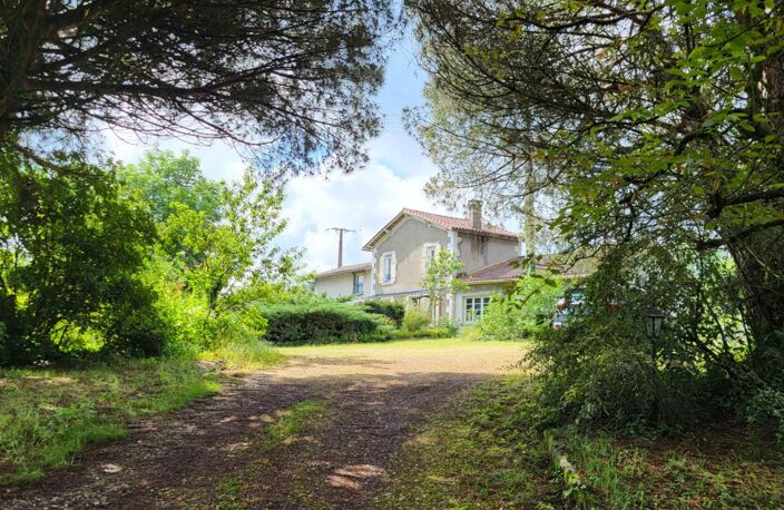 24400 Mussidan quartier calme maison de 142 m² 6 pièces 3 chambres  dépendances sur 3764 m2 — photo 2