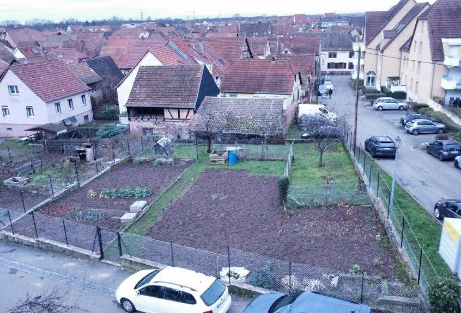 Terrain de construction de 4.86 ares, proche du centre du village. — photo 1
