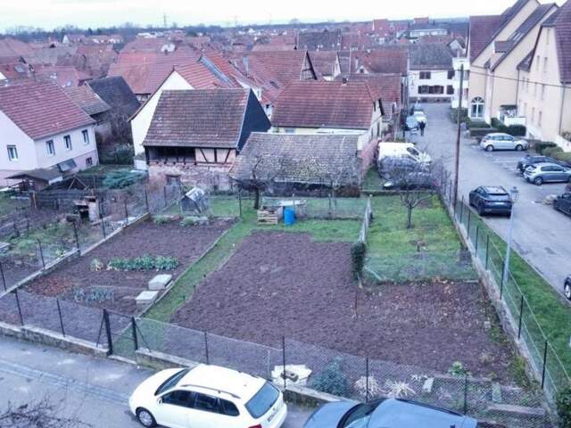 Terrain de construction de 4.86 ares, proche du centre du village. — photo du bien