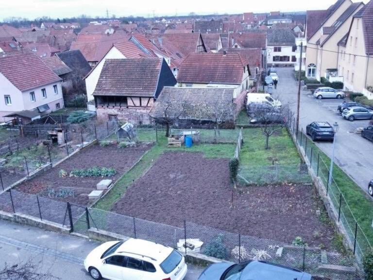 Terrain de construction de 4.86 ares, proche du centre du village. — photo 1