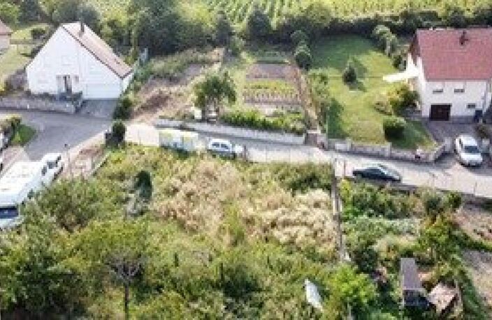 Terrain de construction de 4.86 ares, proche du centre du village. — photo 3